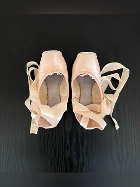 Suffolk Sheffield Pointe Shoes with Ribbons/Elastics and Darning
4 1/2 XX